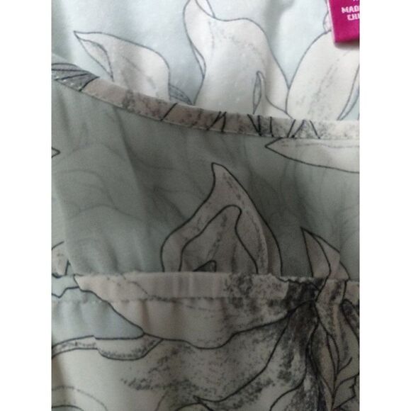 Vince Camuto Light Green and Cream Floral Blouse Size 1X - Picture 11 of 11